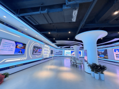 及时采集老年率、血压、睡等生命体征数据